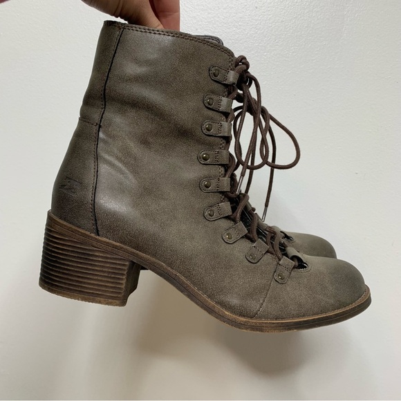 Billabong Shoes - Billabong March to the Sea Lace Up Heeled‎ Boots Size 9.